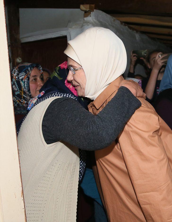 Cumhurbaşkanı Erdoğan, orucunu yer sofrasında açtı, aile fotoğrafında Emine Erdoğan yer almadı G2