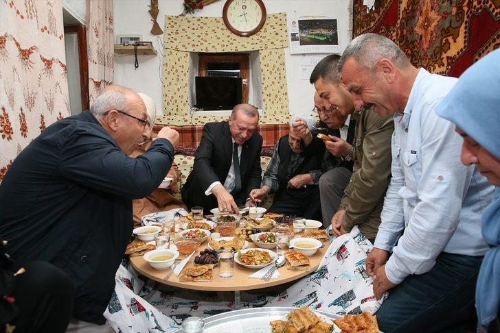 Cumhurbaşkanı Erdoğan, orucunu yer sofrasında açtı, aile fotoğrafında Emine Erdoğan yer almadı G4