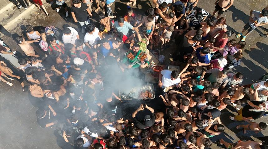 Diyarbakır'da sıcaktan ka&ccedil;an &ccedil;ocuklara havuz başında ciğer ş&ouml;leni
