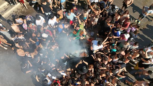 Diyarbakır'da sıcaktan kaçan çocuklara havuz başında ciğer şöleni