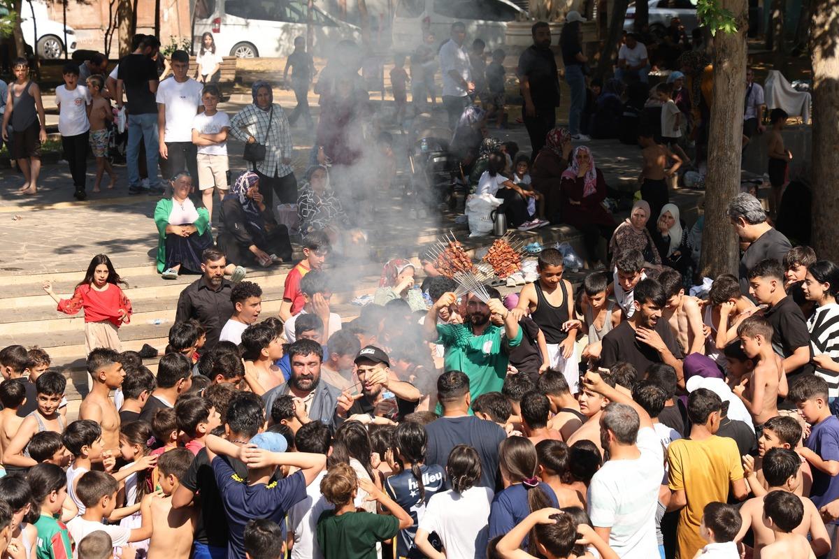 Diyarbakır da sıcaktan kaçan çocuklara havuz başında ciğer şöleni 1