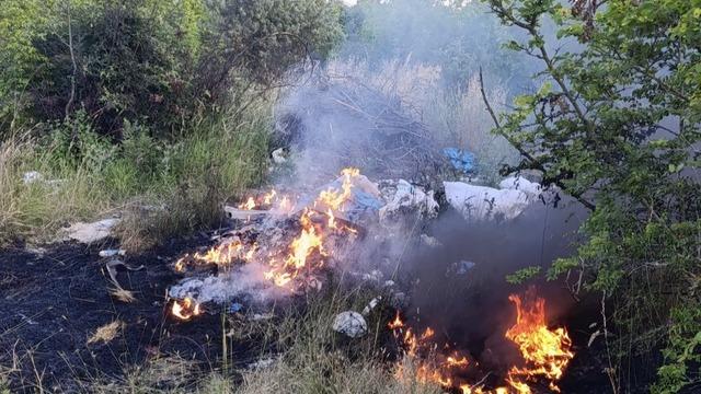 Gönen’de otluk ve çalılık alan yangını büyümeden söndürüldü