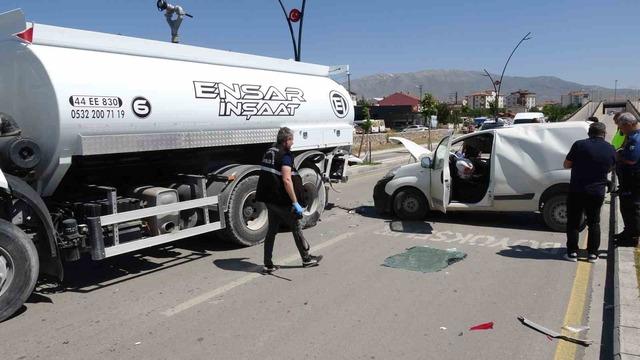 Malatya&rsquo;da su tankerine &ccedil;arpan aracın s&uuml;r&uuml;c&uuml;s&uuml; ağır yaralandı 2