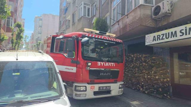 Bandırma&rsquo;da davlumbazdan &ccedil;ıkan yangın mahalleyi ayağa kaldırdı 2