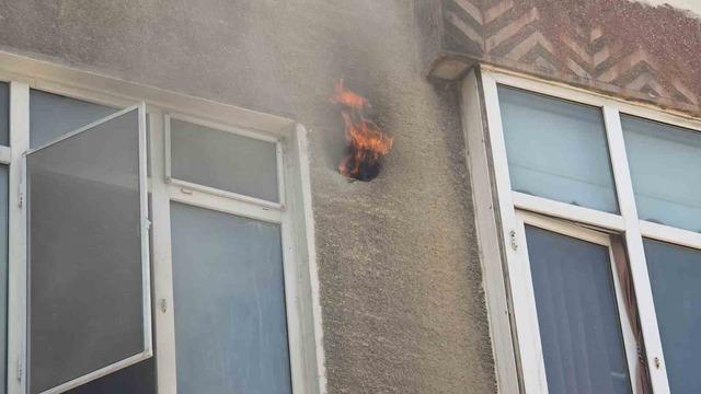 Bandırma&rsquo;da davlumbazdan &ccedil;ıkan yangın mahalleyi ayağa kaldırdı 1