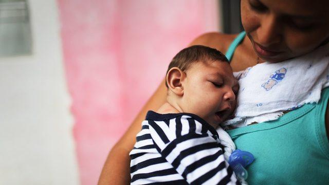 Hamile kadınların Zika virüsünün görüldüğü yerlere seyahat etmemeleri isteniyor