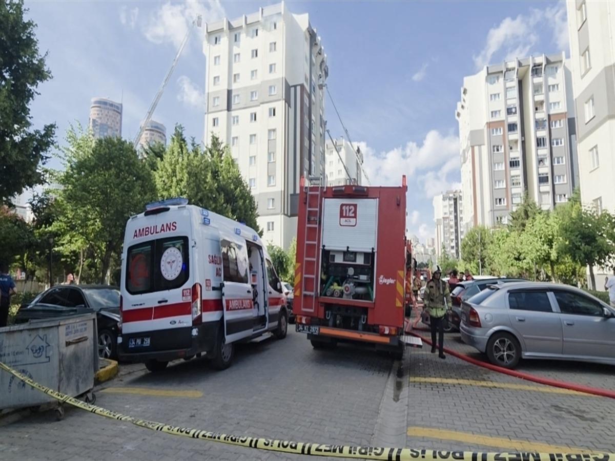 Küçükçekmece de 11 katlı binada çıkan yangında can pazarı; 10 kişi hastaneye kaldırıldı 3