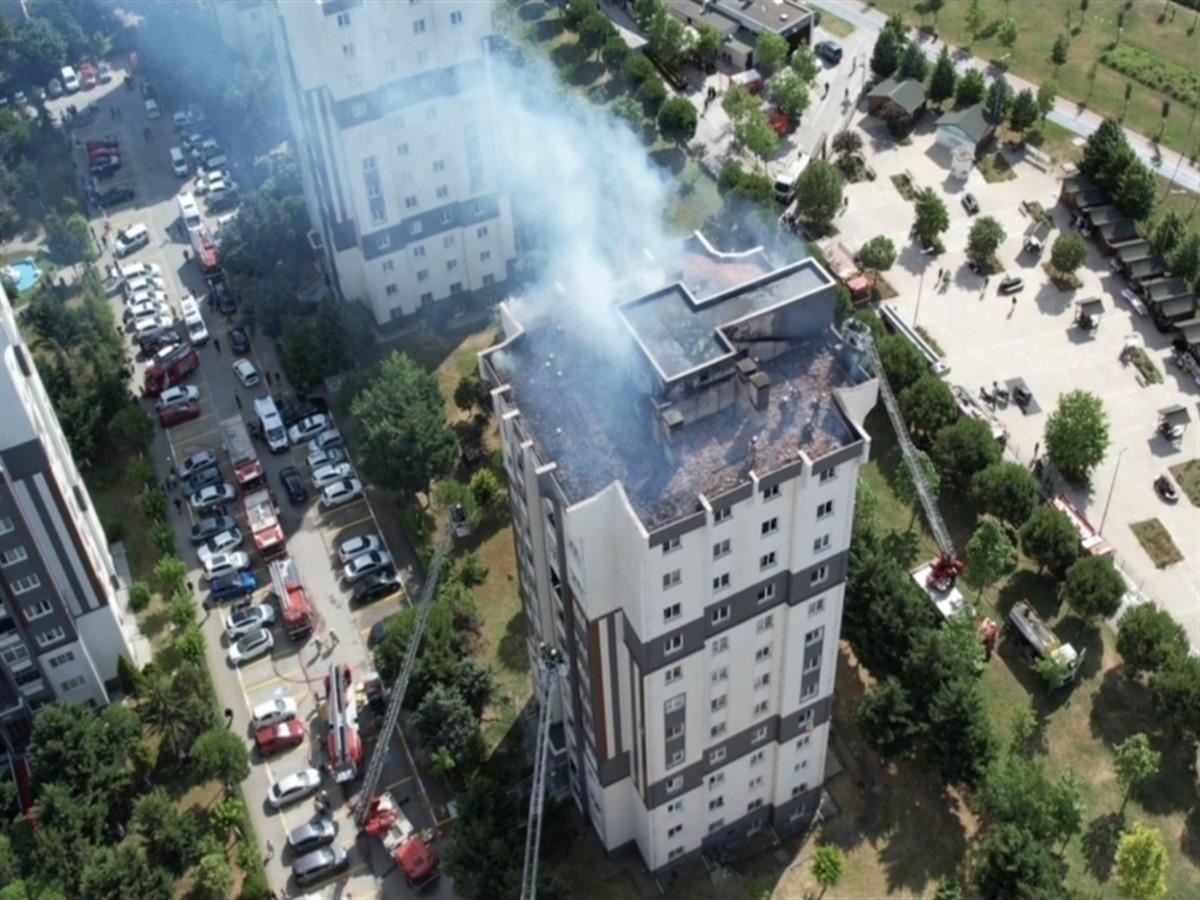 Küçükçekmece de 11 katlı binada çıkan yangında can pazarı; 10 kişi hastaneye kaldırıldı 1