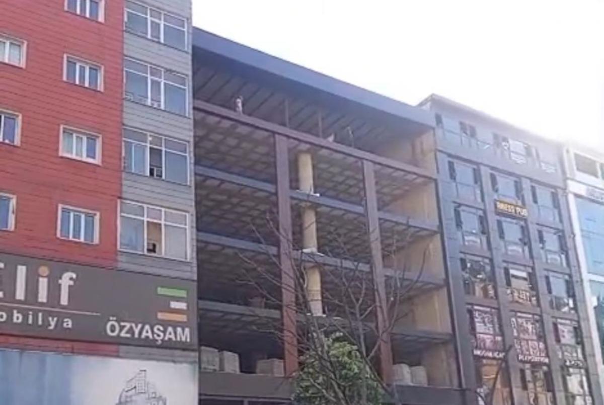 Binanın en üst katında intihara kalkışan şahsı son anda kurtardı: O anlar kamerada 1