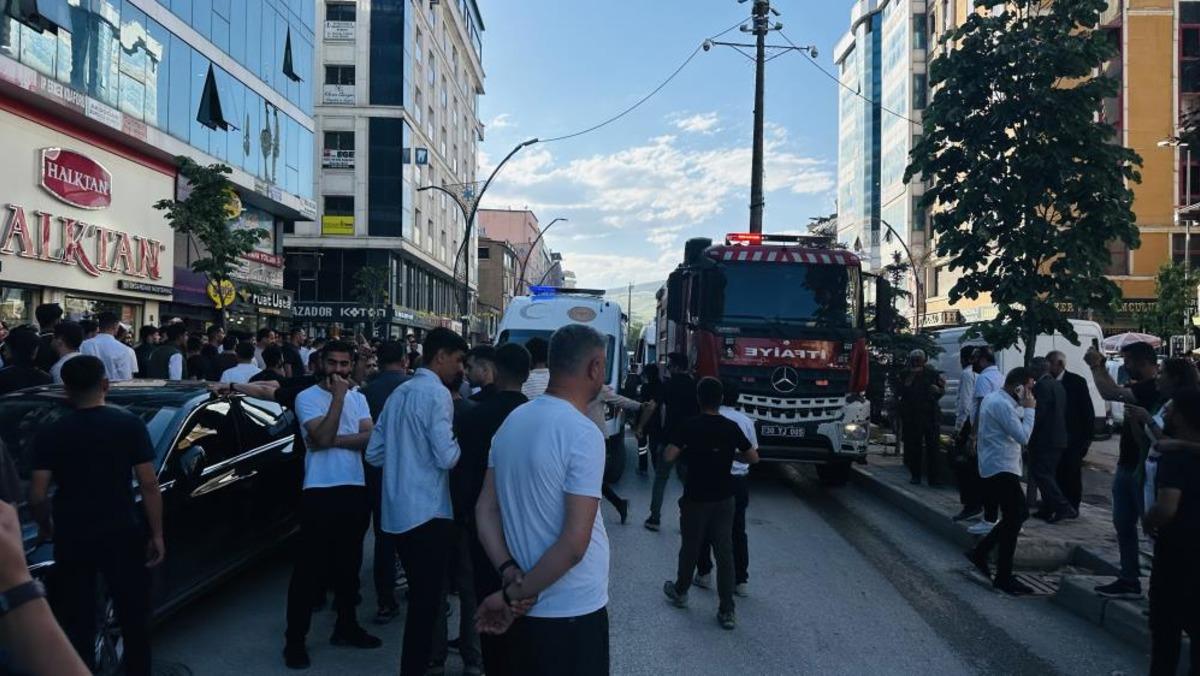 Binanın en üst katında intihara kalkışan şahsı son anda kurtardı: O anlar kamerada 2
