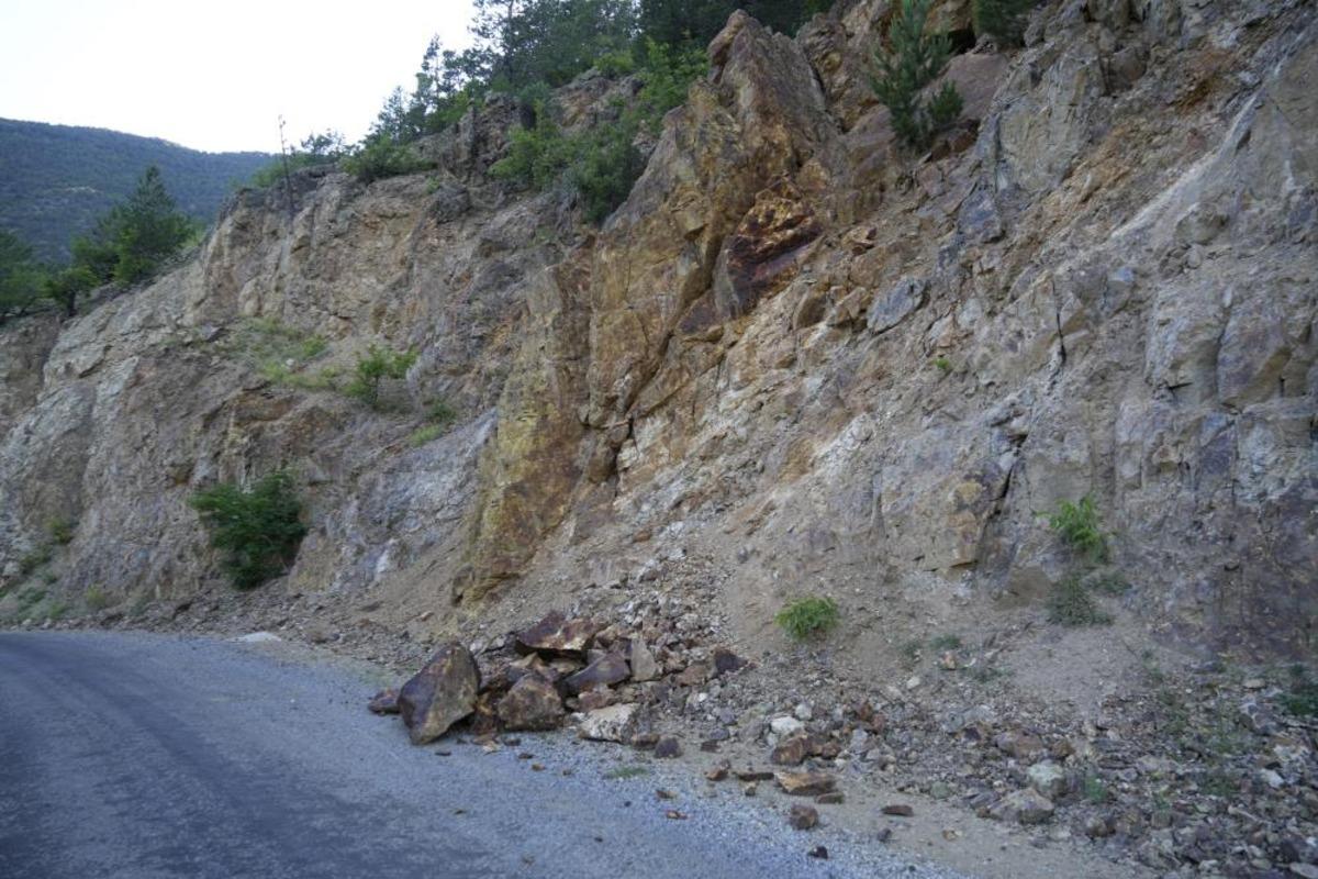 G&uuml;m&uuml;şhane de vatandaşların tapulu arazileri toprak kaymaları nedeniyle her ge&ccedil;en g&uuml;n k&uuml;&ccedil;&uuml;l&uuml;yor 4