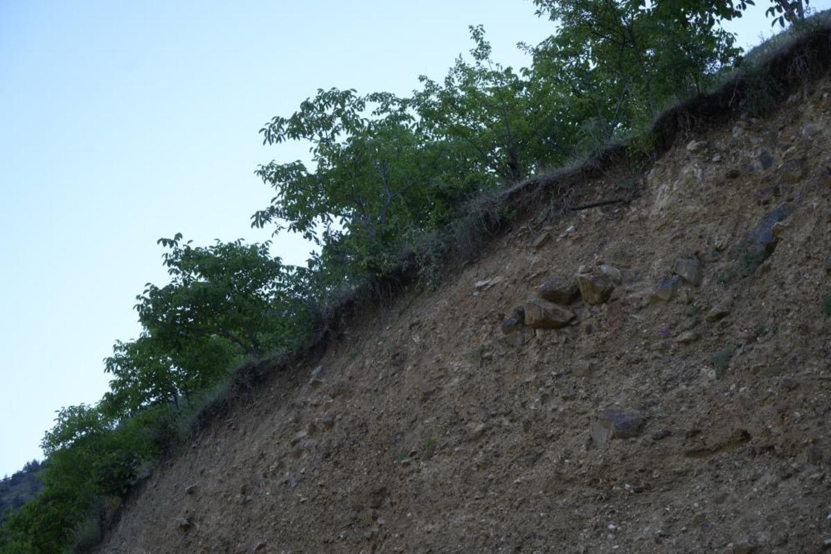 G&uuml;m&uuml;şhane de vatandaşların tapulu arazileri toprak kaymaları nedeniyle her ge&ccedil;en g&uuml;n k&uuml;&ccedil;&uuml;l&uuml;yor 5