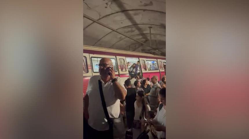 Kadık&ouml;y-Sabiha G&ouml;k&ccedil;e Havalimanı metrosu raydan &ccedil;ıktı! Yolcular mahsur kaldı, tahliye başladı