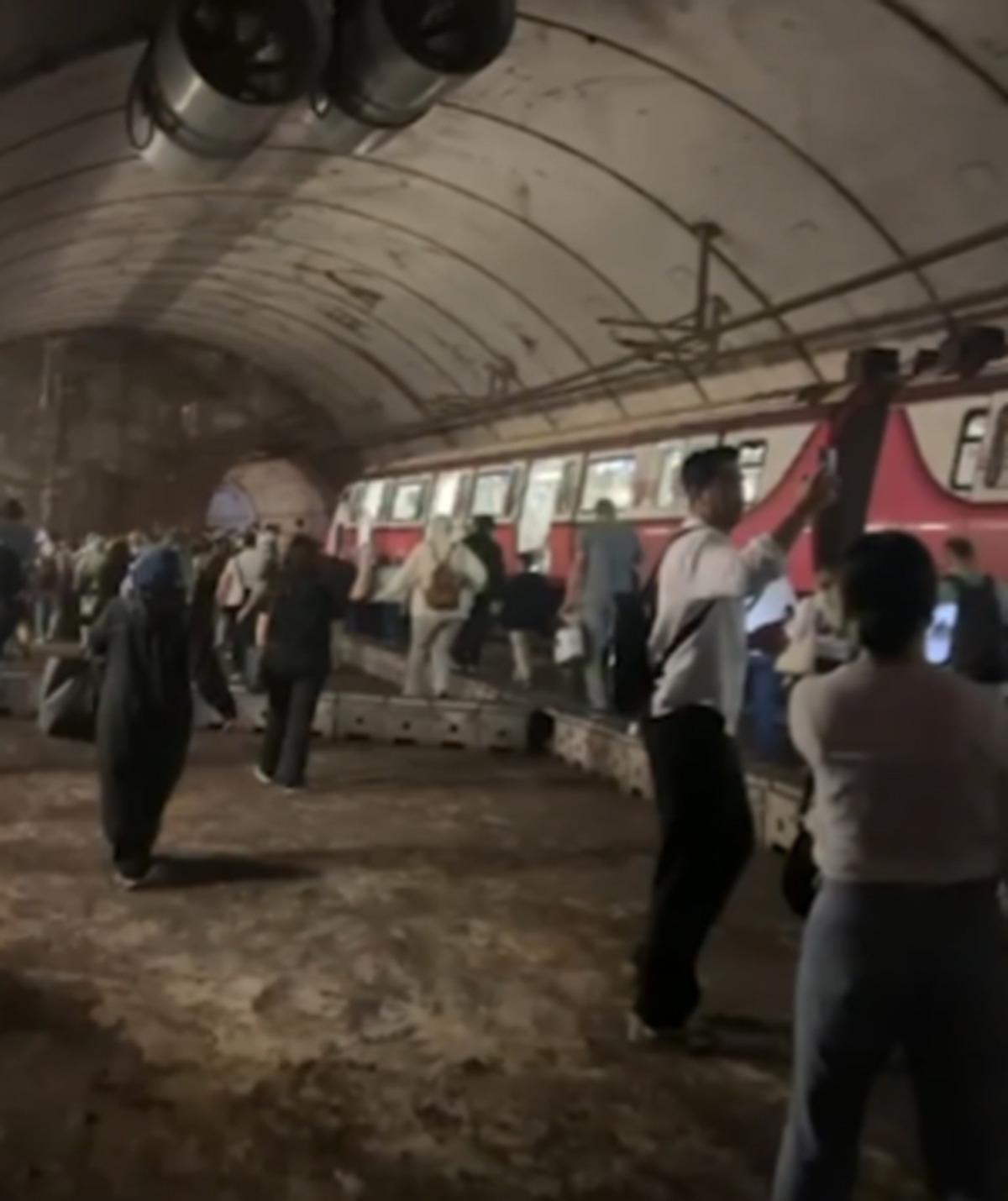 Kadıköy-Sabiha Gökçe Havalimanı metrosu raydan çıktı! Yolcular mahsur kaldı, tahliye başladı 1