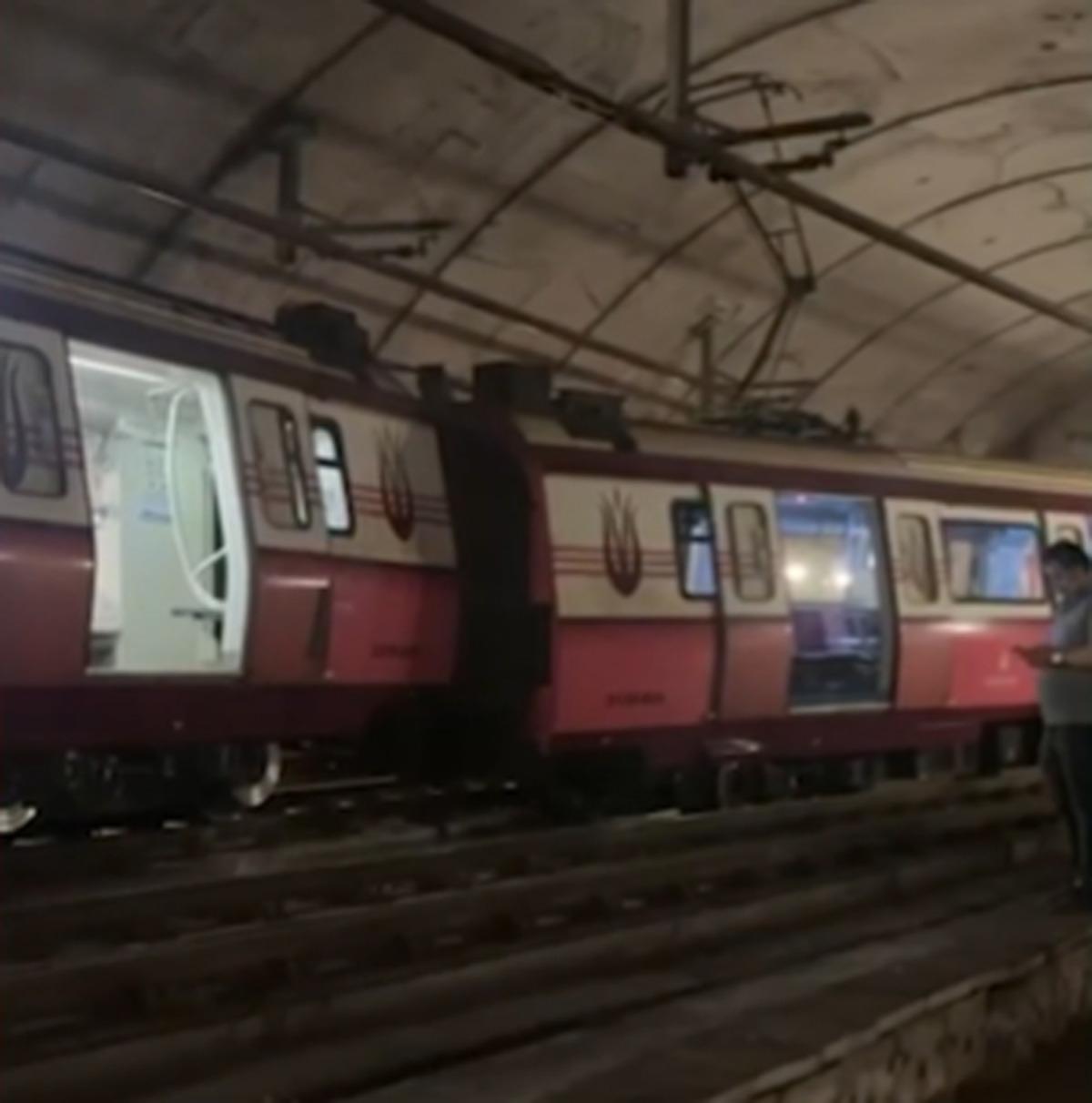 Kadıköy-Sabiha Gökçe Havalimanı metrosu raydan çıktı! Yolcular mahsur kaldı, tahliye başladı 2