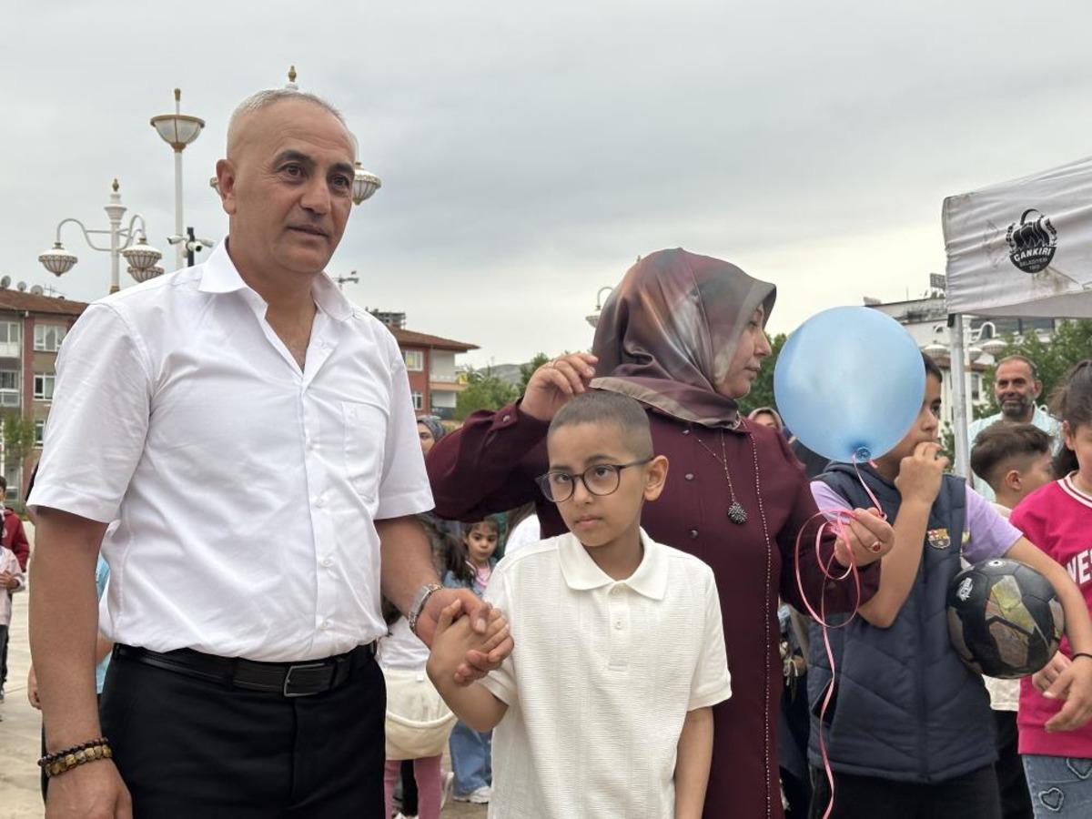 Kanseri yenen 8 yaşındaki Nuh i&ccedil;in y&uuml;zlerce balon g&ouml;ky&uuml;z&uuml;ne bırakıldı 1