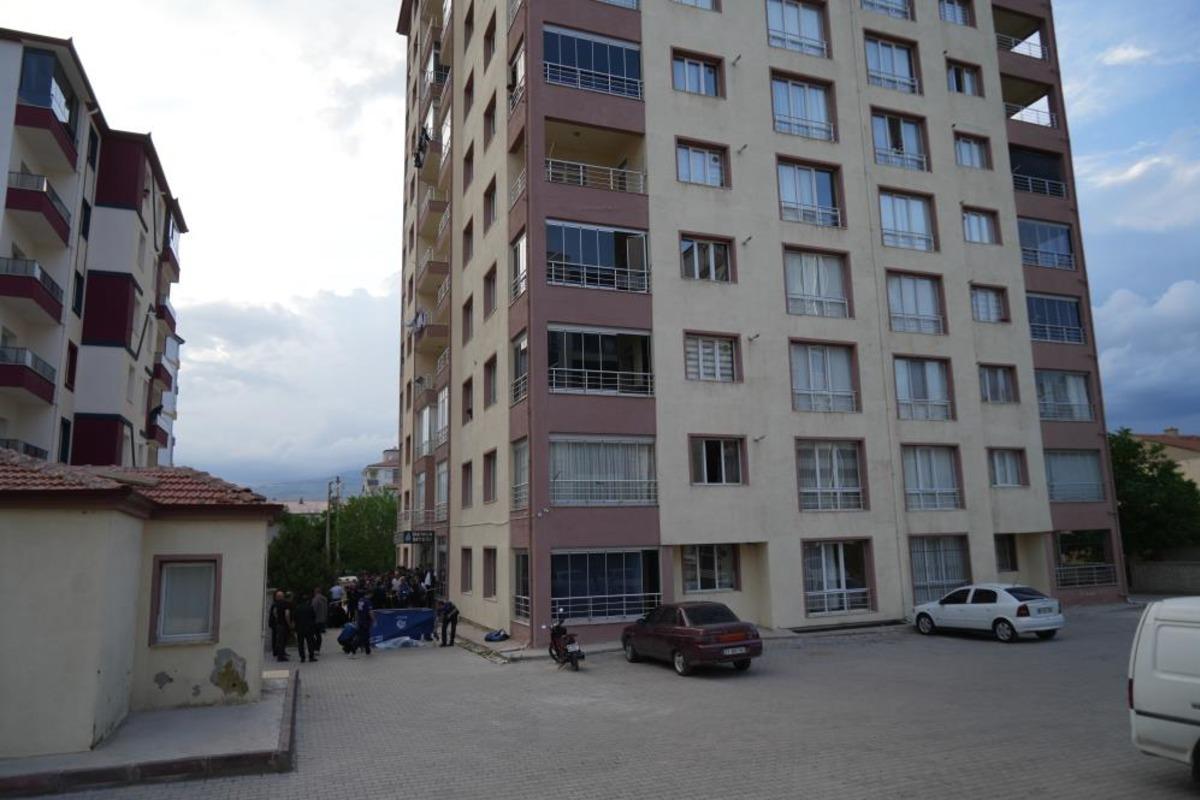 Niğde de 10. kattan düşen genç hayatını kaybetti 1