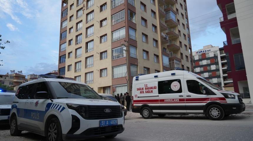 Niğde'de 10. kattan d&uuml;şen gen&ccedil; hayatını kaybetti
