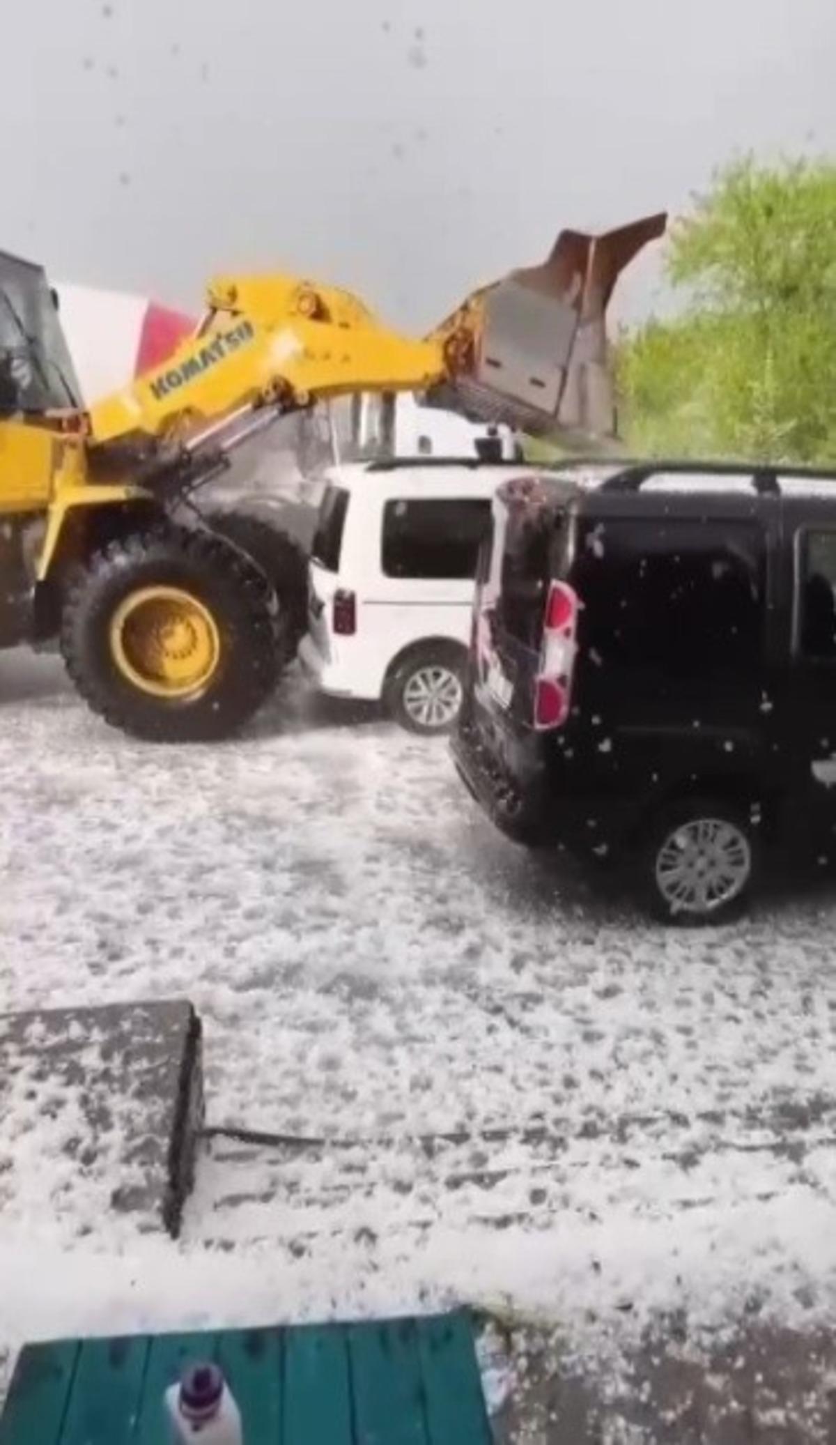 Kars ta fındık b&uuml;y&uuml;kl&uuml;ğ&uuml;nde dolu yağdı: Akyaka ve Arpa&ccedil;ay beyaza b&uuml;r&uuml;nd&uuml; 2