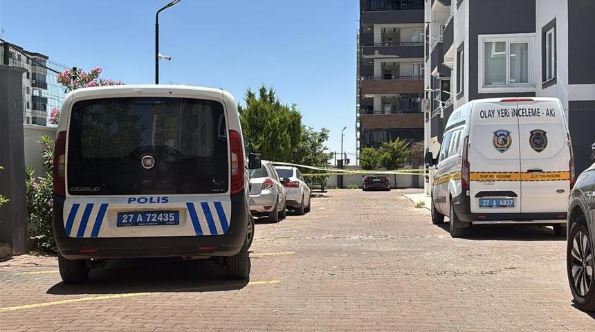 Kucağına aldığı &ccedil;ocuğuyla 8'inci kattan atladı: Anne &ouml;ld&uuml;, &ccedil;ocuk ağır yaralandı