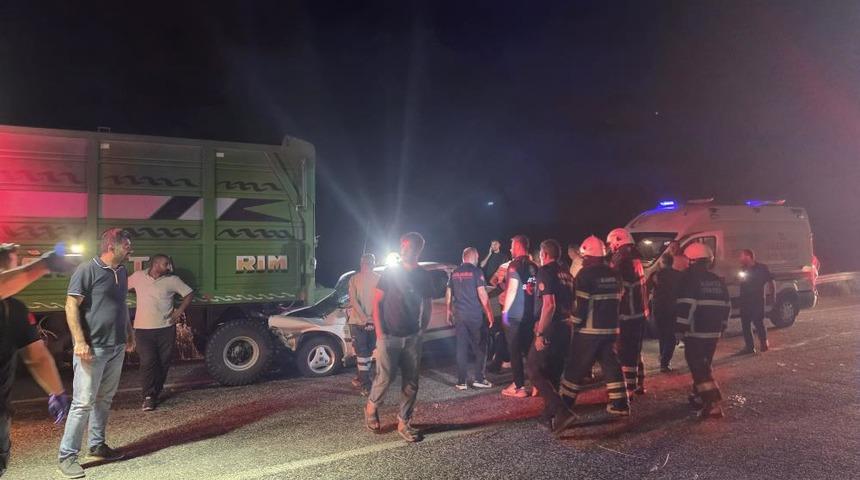 Trakt&ouml;r ile otomobil &ccedil;arpıştı: 1 &ouml;l&uuml;, 1 ağır yaralı