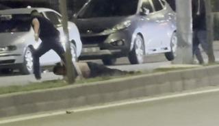 Bir tokatla yere serdiği şahsı s&uuml;r&uuml;kleyerek g&ouml;t&uuml;rd&uuml;, o anlar kamerada