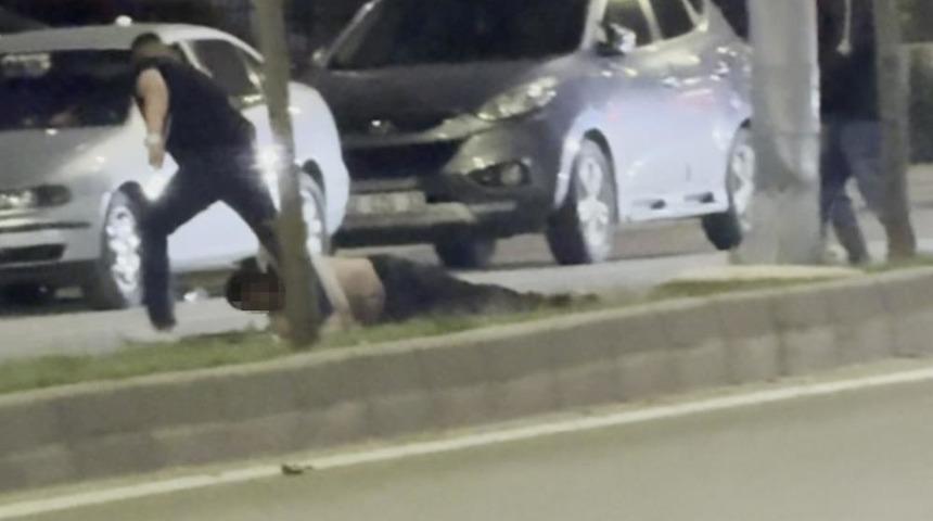 Bir tokatla yere serdiği şahsı s&uuml;r&uuml;kleyerek g&ouml;t&uuml;rd&uuml;, o anlar kamerada
