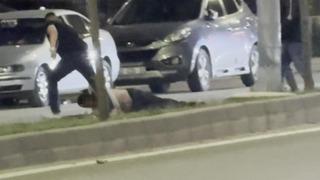 Bir tokatla yere serdiği şahsı sürükleyerek götürdü, o anlar kamerada