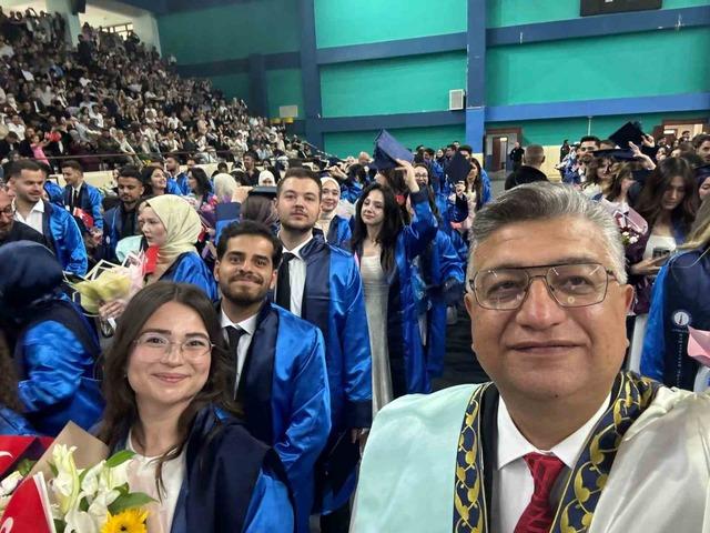 K&uuml;tahya Dumlupınar &Uuml;niversitesi&rsquo;nde binlerce &ouml;ğrenci mezuniyet sevinci yaşadı 1