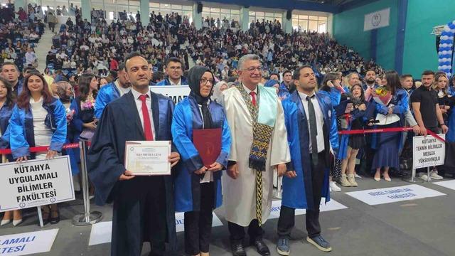 K&uuml;tahya Dumlupınar &Uuml;niversitesi&rsquo;nde binlerce &ouml;ğrenci mezuniyet sevinci yaşadı 4