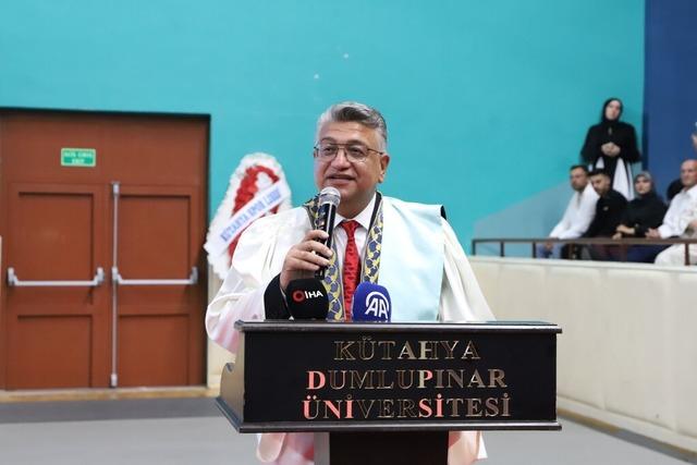 K&uuml;tahya Dumlupınar &Uuml;niversitesi&rsquo;nde binlerce &ouml;ğrenci mezuniyet sevinci yaşadı 3