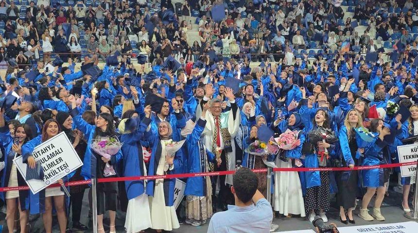 K&uuml;tahya Dumlupınar &Uuml;niversitesi&rsquo;nde binlerce &ouml;ğrenci mezuniyet sevinci yaşadı