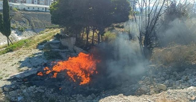 Antakya’da hurdalık ve çöplük yangını 1