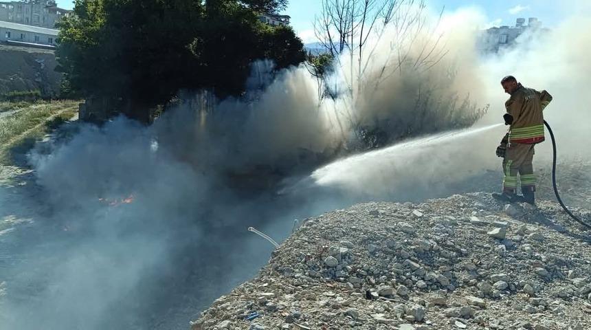 Antakya&rsquo;da  hurdalık ve &ccedil;&ouml;pl&uuml;k yangını