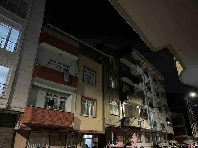Esenyurt&rsquo;ta 3 katlı binanın &ccedil;atısı alev alev yandı 1
