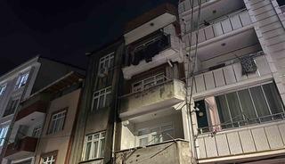 Esenyurt&rsquo;ta 3 katlı binanın &ccedil;atısı alev alev yandı