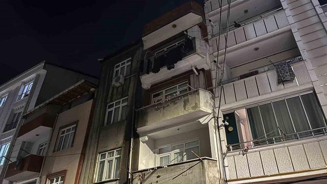 Esenyurt’ta 3 katlı binanın çatısı alev alev yandı