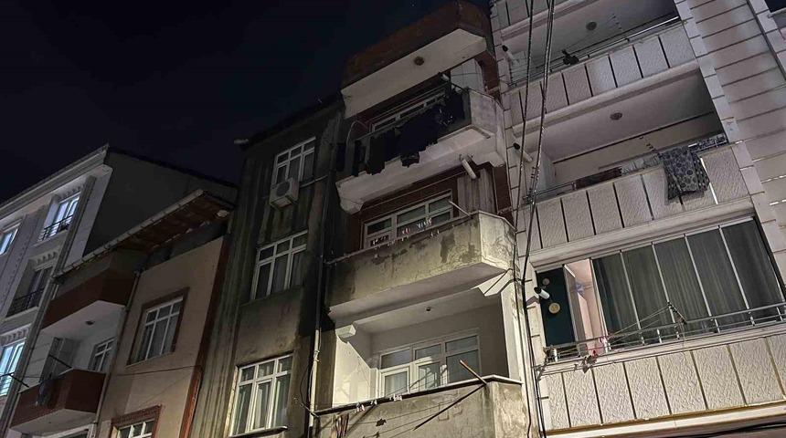 Esenyurt&rsquo;ta 3 katlı binanın &ccedil;atısı alev alev yandı