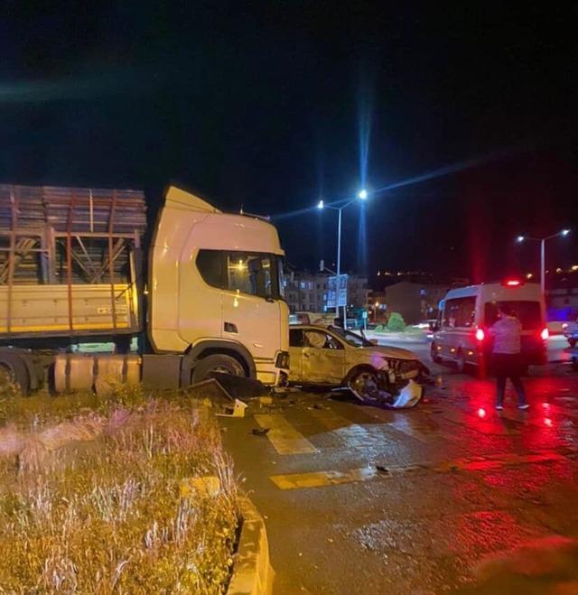 Bayburt’ta tır cipe çarptı: 1 yaralı 1