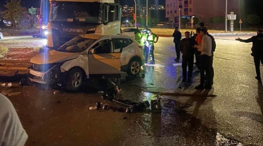 Bayburt&rsquo;ta tır cipe &ccedil;arptı: 1 yaralı