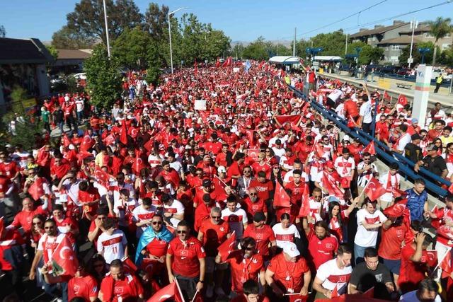 T&uuml;rk taraftarlar, stadyum &ccedil;evresinde uzun kuyruklar oluşturdu 5