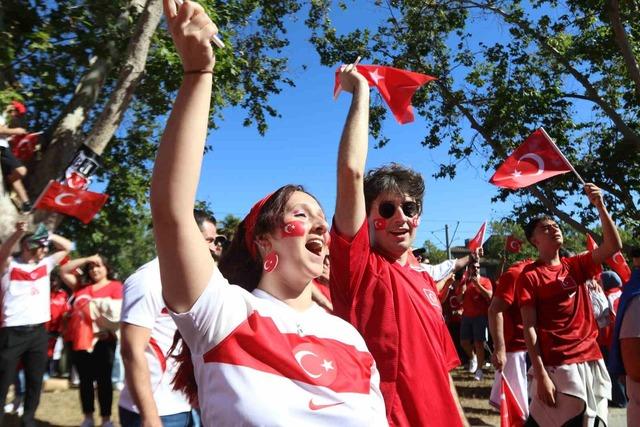T&uuml;rk taraftarlar, stadyum &ccedil;evresinde uzun kuyruklar oluşturdu 3