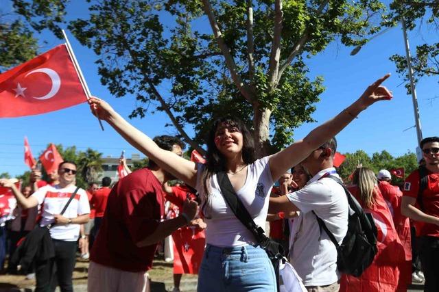 T&uuml;rk taraftarlar, stadyum &ccedil;evresinde uzun kuyruklar oluşturdu 1