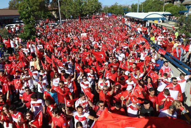 T&uuml;rk taraftarlar, stadyum &ccedil;evresinde uzun kuyruklar oluşturdu 6