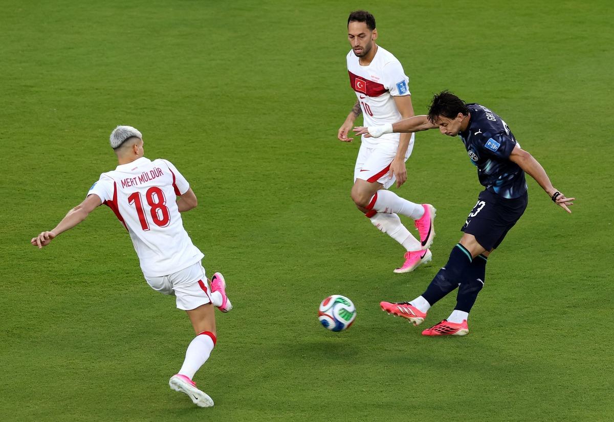 Yeni kuralın ilk kırmızı kartı Paraguay a! Almiron Türkiye maçında tarihe geçti 1