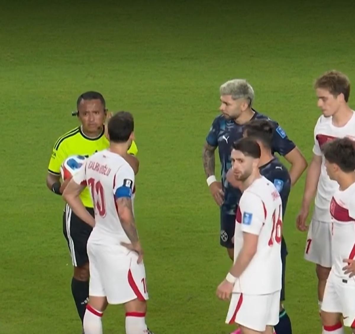 Yeni kuralın ilk kırmızı kartı Paraguay a! Almiron Türkiye maçında tarihe geçti 2