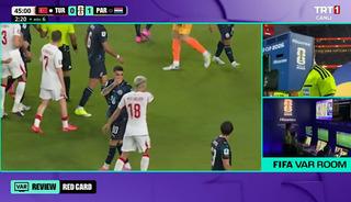 Yeni kuralın ilk kırmızı kartı Paraguay'an oyundan atıldı
