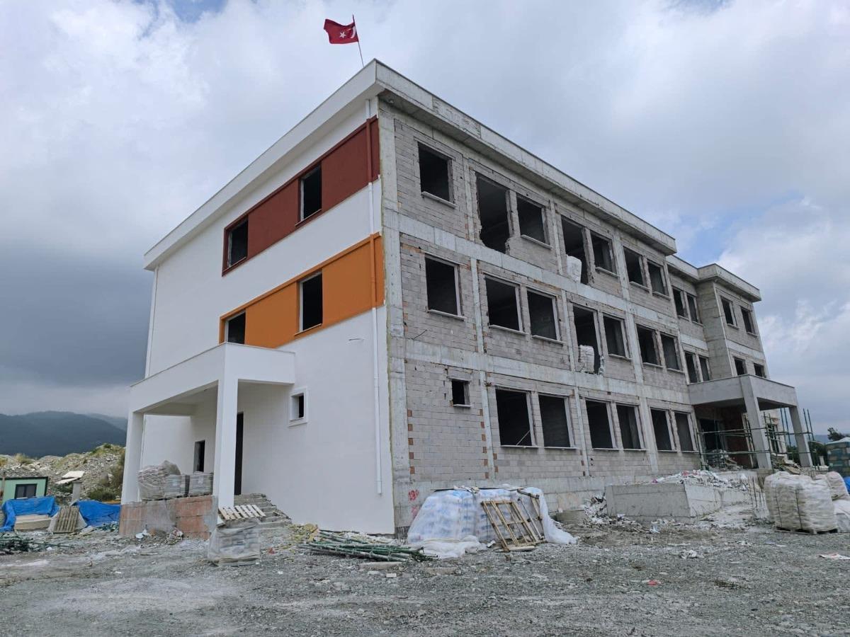 Erzin de okul inşaatlarında &ccedil;alışmalar s&uuml;r&uuml;yor 1