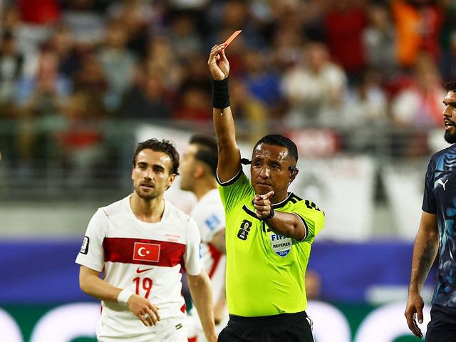 Yeni kuralın ilk kırmızı kartı Paraguay'a! Oyundan atıldı