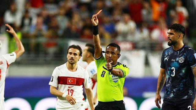 Yeni kuralın ilk kırmızı kartı Paraguay'a! Almiron Türkiye maçında tarihe geçti